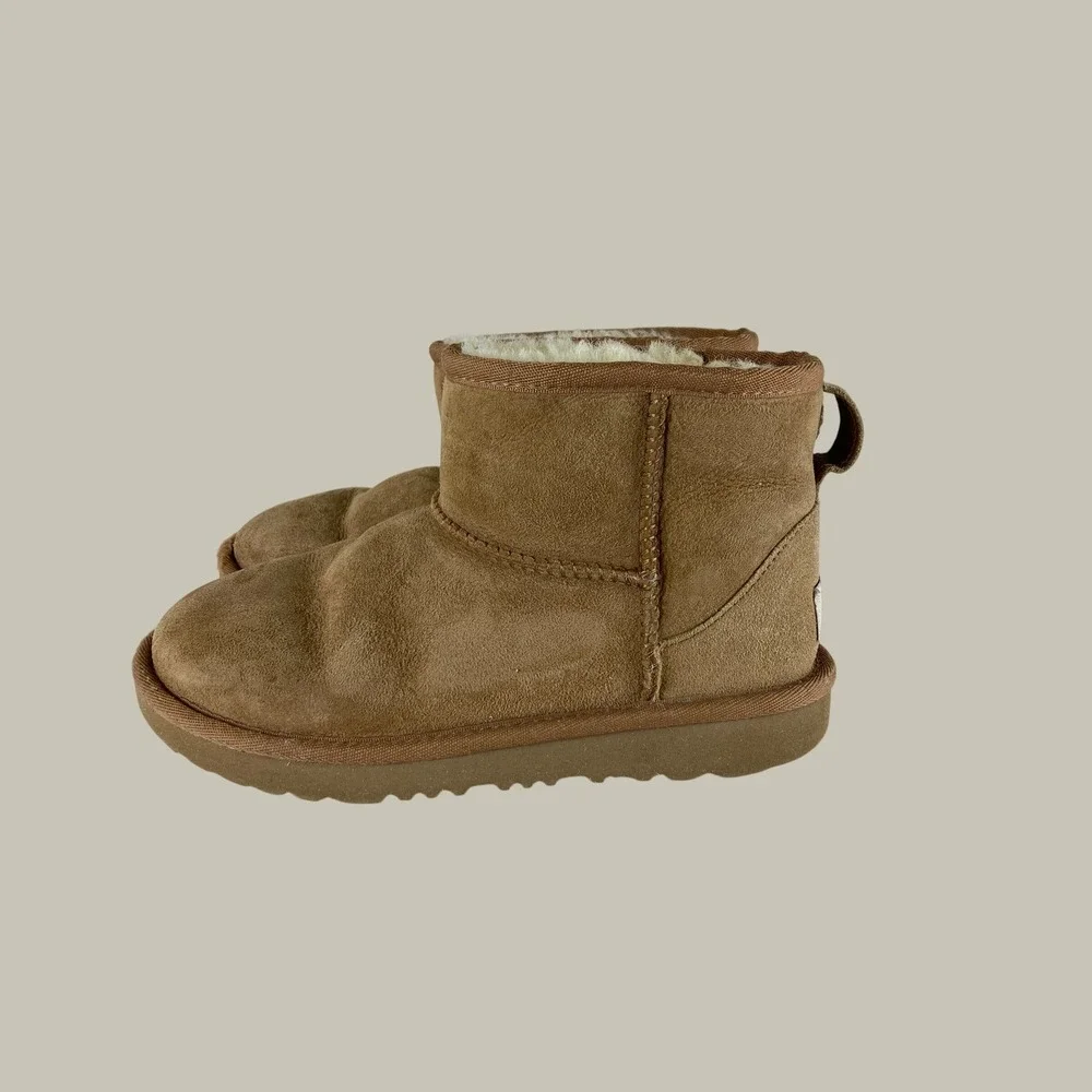 UGG Classic Mini II Girls sz 3 Chestnut Suede Sherpa Lined Ankle Boots School